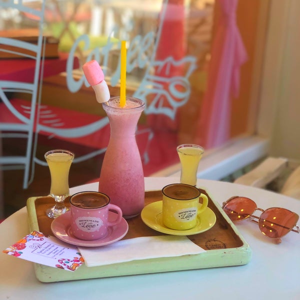 Das Foto wurde bei Büyükada Şekercisi Candy Island Cafe Patisserie von Ezgi D. am 7/21/2019 aufgenommen