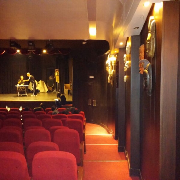 รูปภาพถ่ายที่ Ali Poyrazoğlu Tiyatrosu โดย Murat U. เมื่อ 11/11/2013