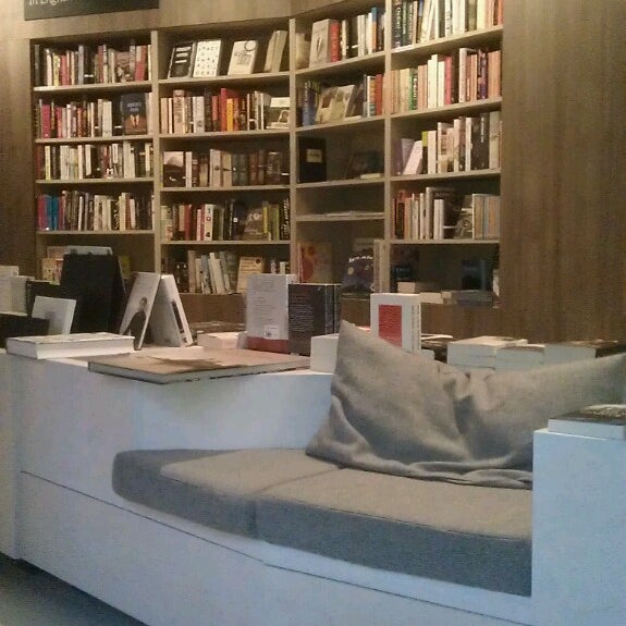 Foto tirada no(a) ocelot, not just another bookstore por Tijana T. em 2/5/2014