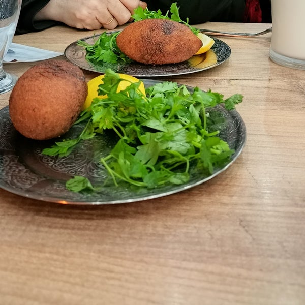 Lahmacunu çok ince ve lezzetli içli köftesi de harika 👍😁