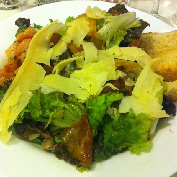 Das Foto wurde bei Saladerie Gourmet Salad Bar von Camila R. am 2/21/2013 aufgenommen