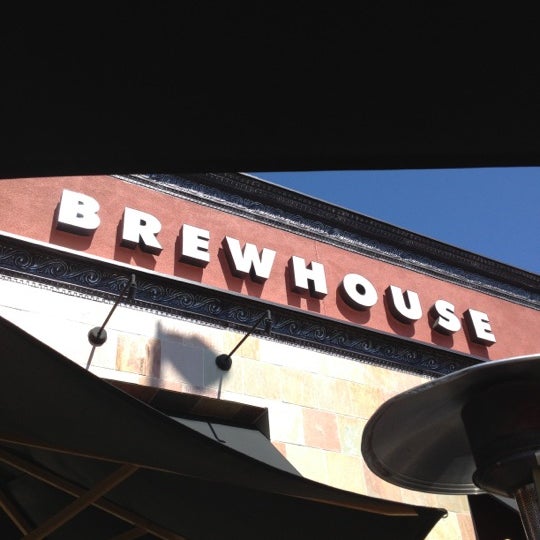 Foto tirada no(a) BJ&#39;s Restaurant &amp; Brewhouse por Will H. em 10/7/2012
