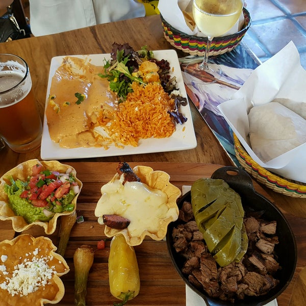 Foto tomada en Los Agaves Restaurant  por SC el 7/21/2016