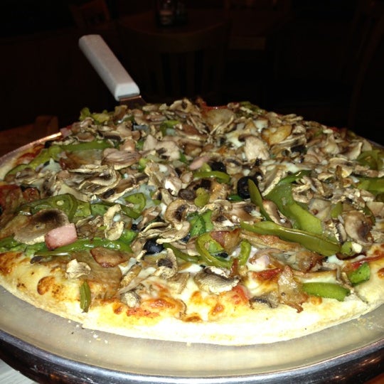 รูปภาพถ่ายที่ Joe&#39;s Place Pizza &amp; Pasta โดย Aaron H. เมื่อ 12/7/2012