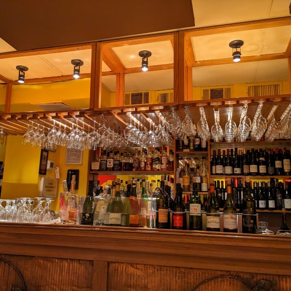 Foto tirada no(a) Bistrot Lepic &amp; Wine Bar por DC em 3/27/2023
