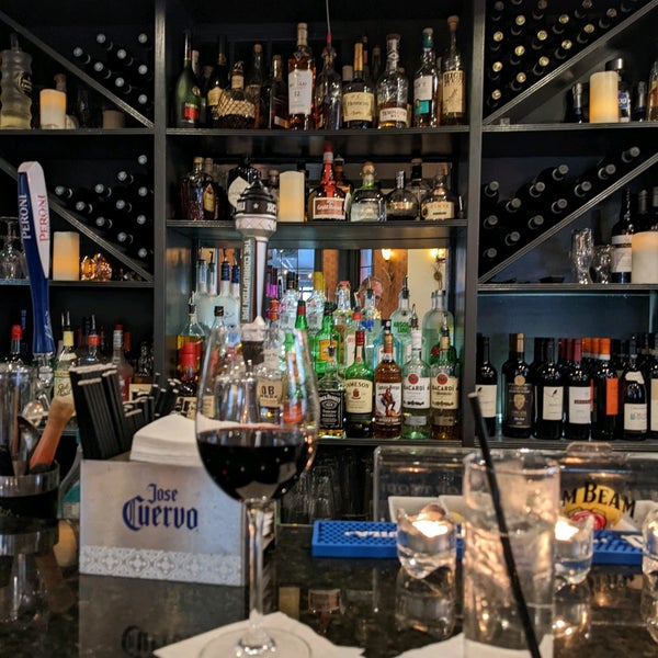 Foto tirada no(a) LiLLiES Restaurant &amp; Bar por DC em 4/21/2022