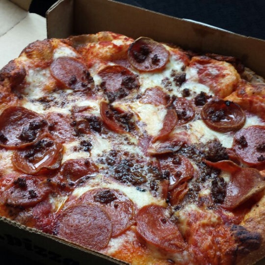 Foto diambil di Pizza Shuttle oleh james P. pada 6/30/2013