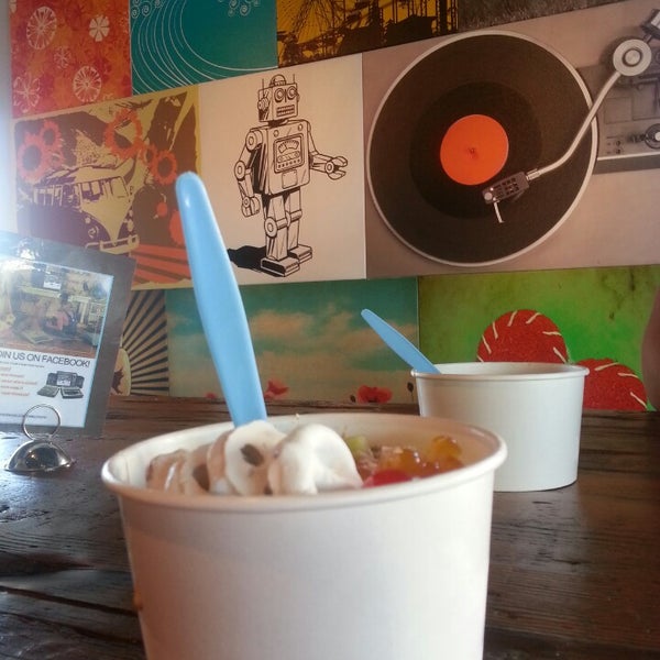 5/11/2013에 Jen P.님이 Twirl Frozen Yogurt에서 찍은 사진