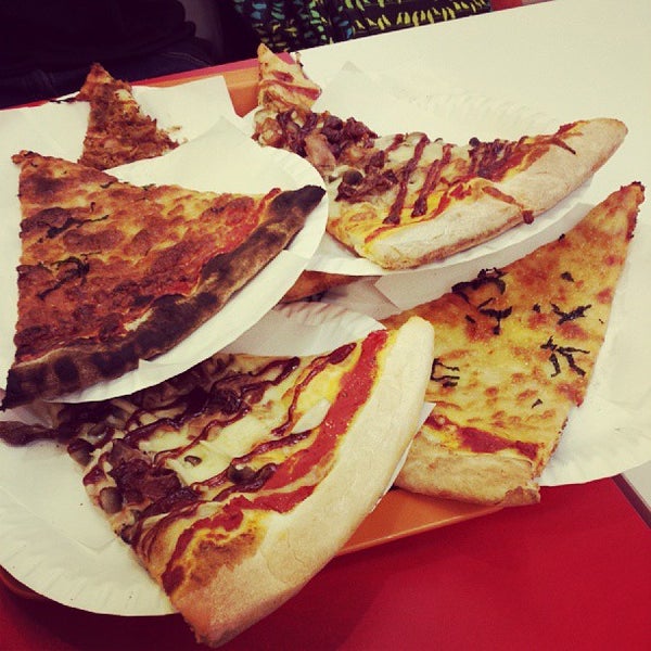 Foto scattata a The Manhattan Pizza Company da Kristin 크. il 9/11/2013