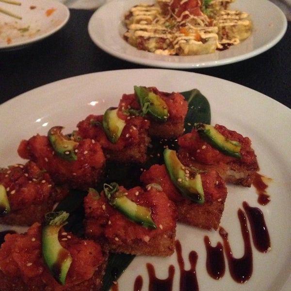 รูปภาพถ่ายที่ Oops! Sushi &amp; Sake Bar โดย Monica D. เมื่อ 7/6/2014