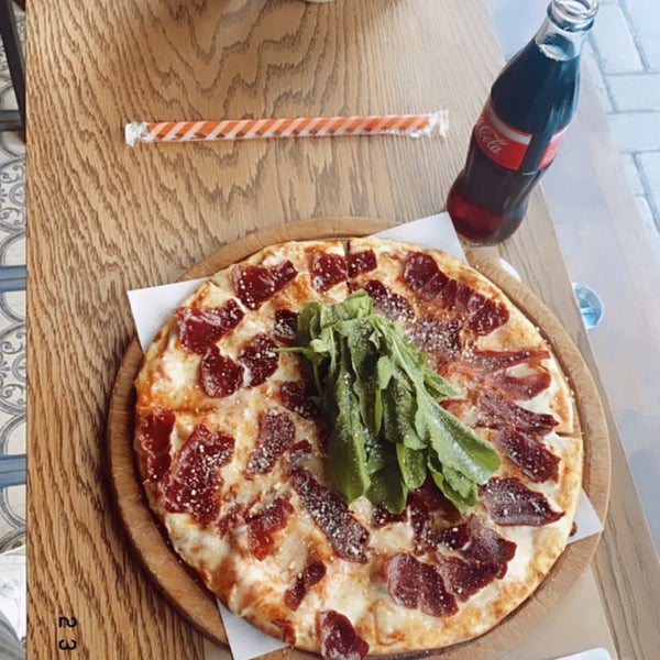 Foto scattata a Pizza Locale da Memet Zvy il 10/23/2020