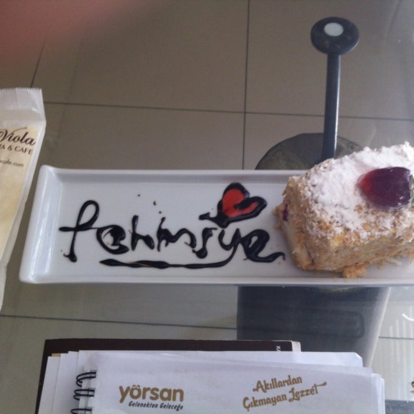 7/25/2013 tarihinde Fehmiye K.ziyaretçi tarafından Viola Cafe Pastane'de çekilen fotoğraf