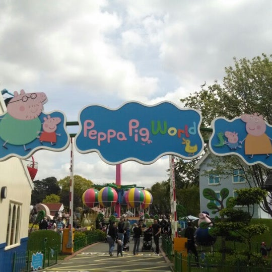 รูปภาพถ่ายที่ Peppa Pig World โดย Mikhail V. เมื่อ 5/4/2014