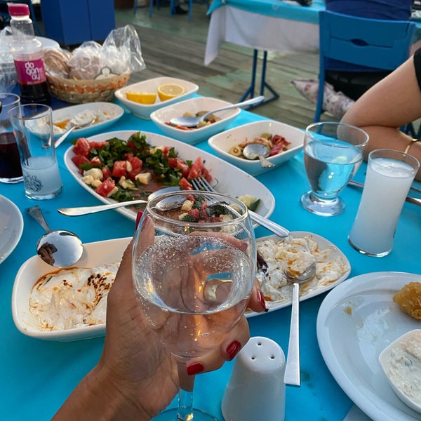 Das Foto wurde bei Yeşilim Camping Restaurant von 🧜‍♀️Alev Elif am 6/27/2020 aufgenommen