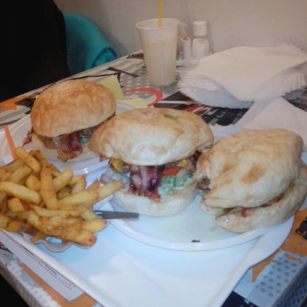 Foto diambil di Big Daddy Burger Bár oleh Tamás E. pada 1/22/2014