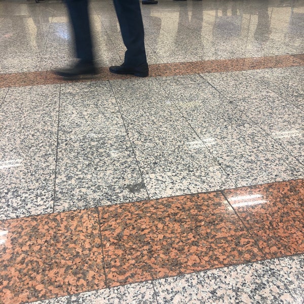 Goli muski piso