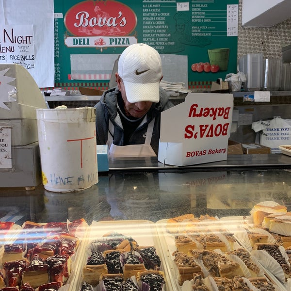 Foto tomada en Bova&#39;s Bakery  por Anne-Marie K. el 11/15/2019