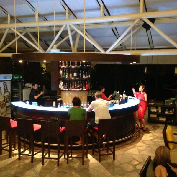 Das Foto wurde bei Andaman Lounge @ Hilton Phuket Lobby von Taku 目. am 4/2/2014 aufgenommen