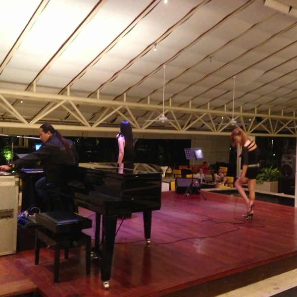 Foto diambil di Andaman Lounge @ Hilton Phuket Lobby oleh Taku 目. pada 4/2/2014