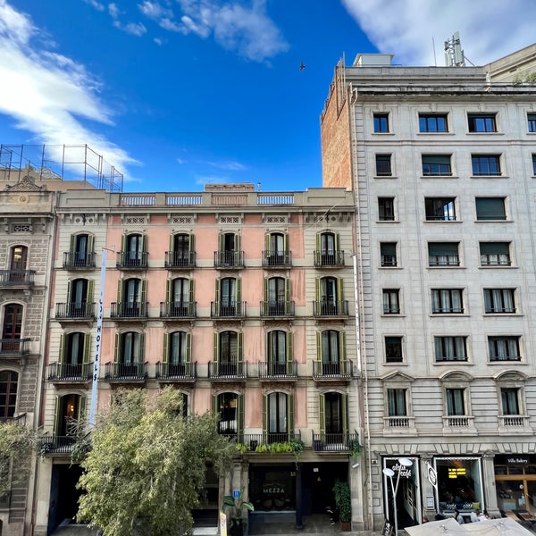 รูปภาพถ่ายที่ El Palace Hotel Barcelona โดย SAAD เมื่อ 11/16/2022