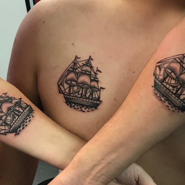 Снимок сделан в Southern Customs Tattoo Company пользователем Hannah C. 2/9/2018