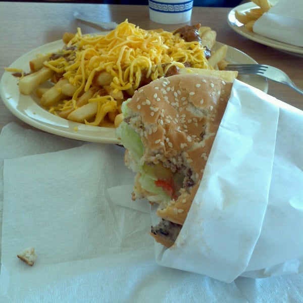 รูปภาพถ่ายที่ Michael&#39;s Super Burgers โดย Angel V. เมื่อ 5/1/2013