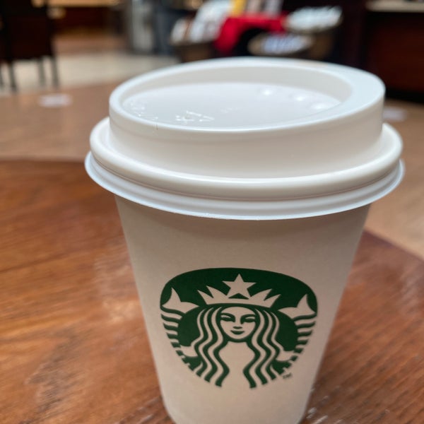 Foto tirada no(a) Starbucks por heba em 6/21/2021