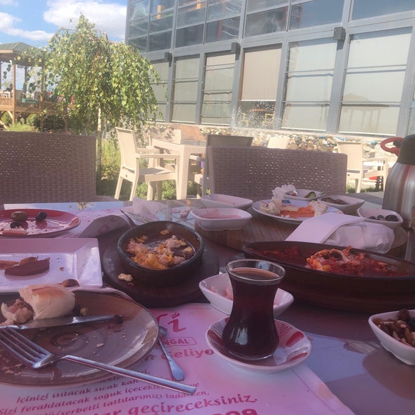 รูปภาพถ่ายที่ Bahçeli Cafe &amp; Restaurant โดย Aynur Ö. เมื่อ 9/7/2019
