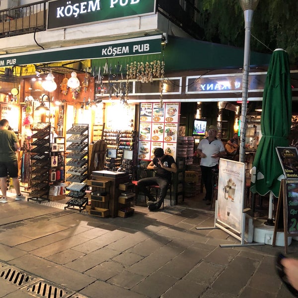 Das Foto wurde bei Köşem Pub &amp; Cafe von Çakır👁 am 7/28/2018 aufgenommen