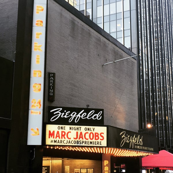 Снимок сделан в Ziegfeld Theater - Bow Tie Cinemas пользователем JOYCE 9/17/2015