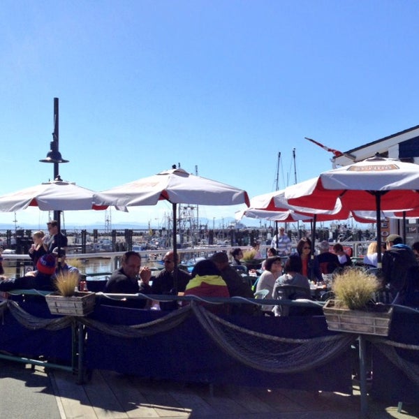 4/22/2015 tarihinde Sockeye City Grill Waterfront Restaurantziyaretçi tarafından Sockeye City Grill Waterfront Restaurant'de çekilen fotoğraf