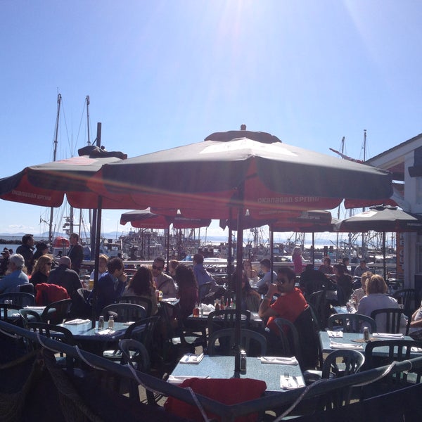 4/14/2014 tarihinde Sockeye City Grill Waterfront Restaurantziyaretçi tarafından Sockeye City Grill Waterfront Restaurant'de çekilen fotoğraf