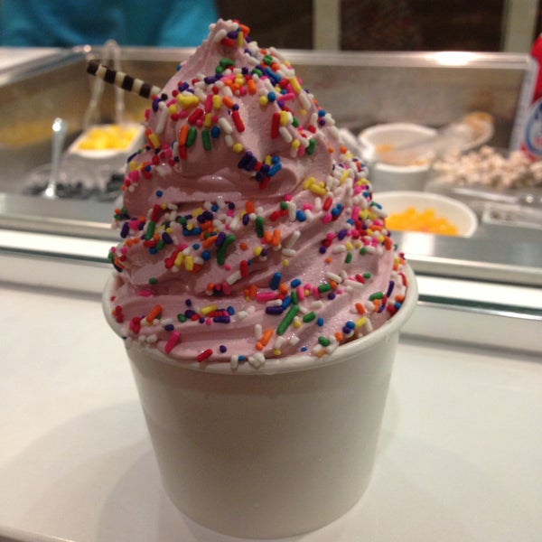 รูปภาพถ่ายที่ Treats Frozen Yogurt &amp; Ice Bar โดย Renahy Y. เมื่อ 4/26/2013