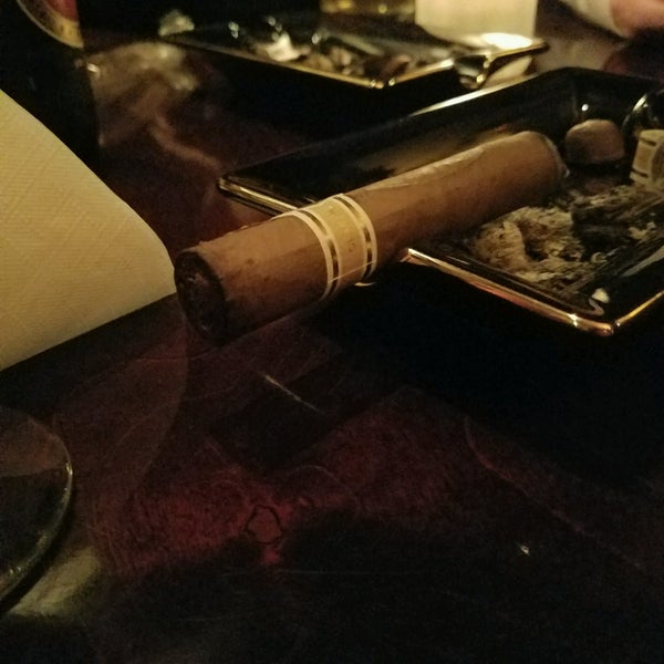 1/19/2017 tarihinde Whelan M.ziyaretçi tarafından SoHo Cigar Bar'de çekilen fotoğraf