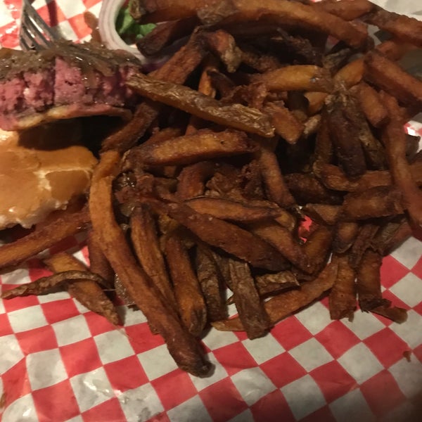 Possibly the worst burger and fries I’ve ever had. Took 1hr 45 min to get burger and fries. Burger came out rare and greasy. Fries were burnt. I couldn’t eat either.