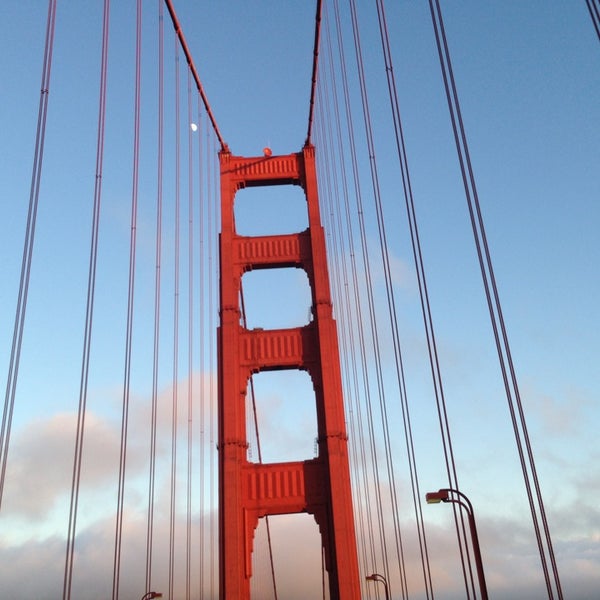 Foto tirada no(a) *CLOSED* Golden Gate Bridge Walking Tour por Лера К. em 6/19/2013