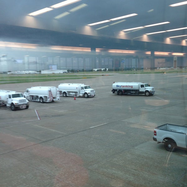 5/30/2013에 Jonathan C.님이 Tulsa International Airport (TUL)에서 찍은 사진