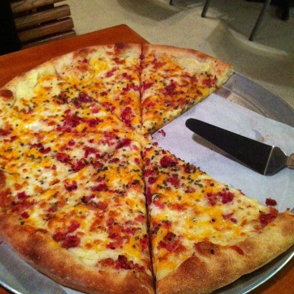 2/9/2013에 Drew G.님이 Graziano&#39;s Pizza &amp; Sports에서 찍은 사진