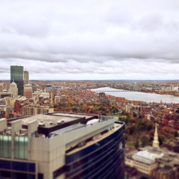 Foto scattata a Downtown Harvard Club of Boston da Jillian S. il 11/7/2014