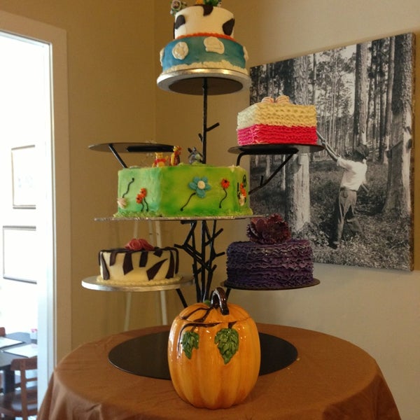 Das Foto wurde bei Adonna&#39;s Bakery von Javon L. am 10/24/2013 aufgenommen