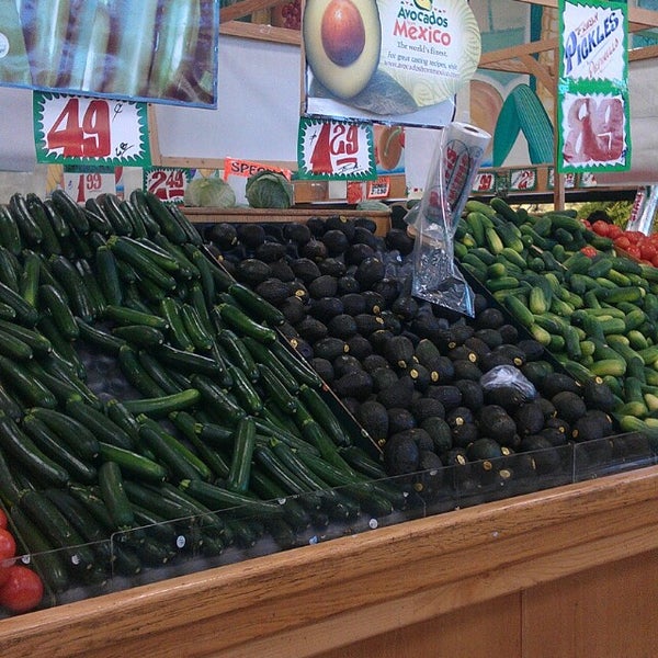 Lewis Produce Market Tienda de comestibles en Waukegan