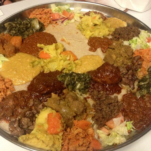 Foto tomada en Messob Ethiopian Restaurant  por Stephanie G. el 3/2/2013
