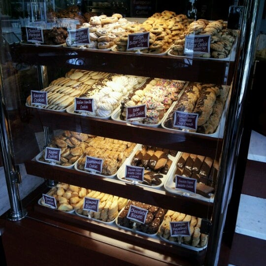 Foto scattata a Bovella’s Pastry Shoppe da Joe B. il 2/25/2013