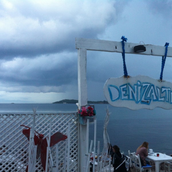 Das Foto wurde bei Denizaltı Cafe &amp; Restaurant von MelDA👼🏻🌈🎶💓 E. am 12/7/2014 aufgenommen
