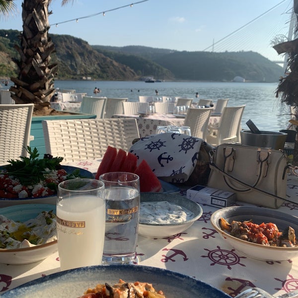 Das Foto wurde bei Poyraz Capari Restaurant von Seher Çiftçi am 8/20/2023 aufgenommen