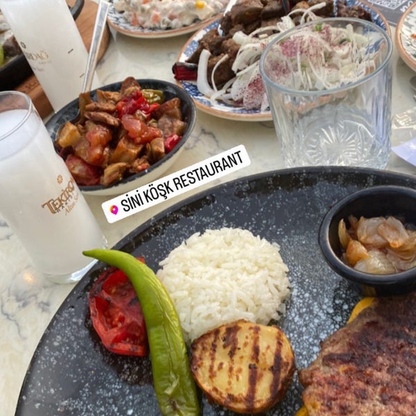 Foto scattata a Sini Köşk Restaurant da Gökhan E. il 9/27/2022