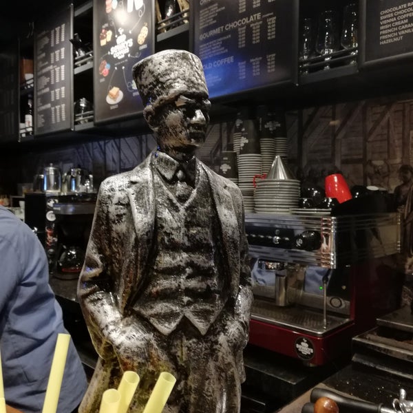 Foto tirada no(a) Sewky&#39;s Coffees por Kutsal G. em 11/8/2019