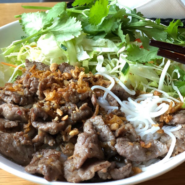 Linh Linh Vietnamese Food & Sushi Sushi Restaurant in Berlin