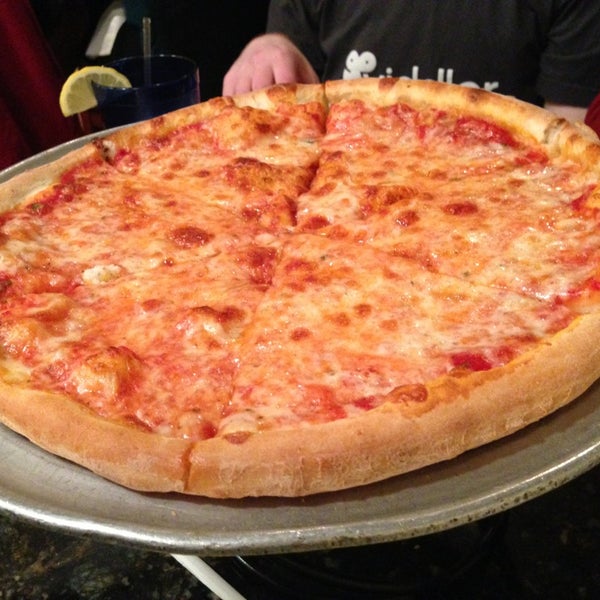 Foto tomada en Sal&#39;s Brick Oven Pizza &amp; Italian Restaurant  por Derek el 1/2/2013