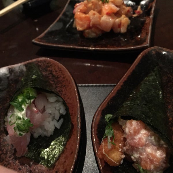 Ambiente aconchegante e comida maravilhosa! Lula e camarão empanado mais o salmão cozido no gengibre e shoyu são uma delicia! Textura do sashimi muito diferenciado, fresco e saboroso! Ceviche show
